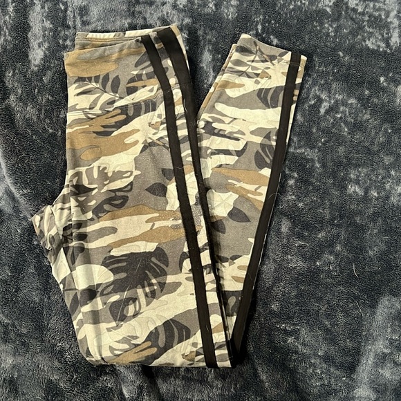 [Express] Camo Leggings - Picture 1 of 2